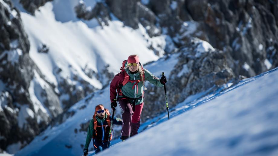Skitouren Aufstieg Skitouren Paar im Aufstieg zur Zugspitze