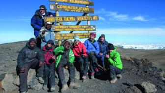 afrika-tansania-kilimandscharo-panorama-landschaft-natur-teilnehmer-tandavbr-am-gipfel.jpg