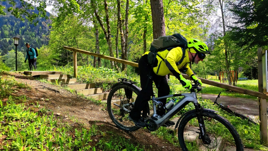 Ein E-Mountainbiker während des Fahrtechniktrainings im Kleinwalsertal bei der Übung der Grundposition auf dem Mountainbike.