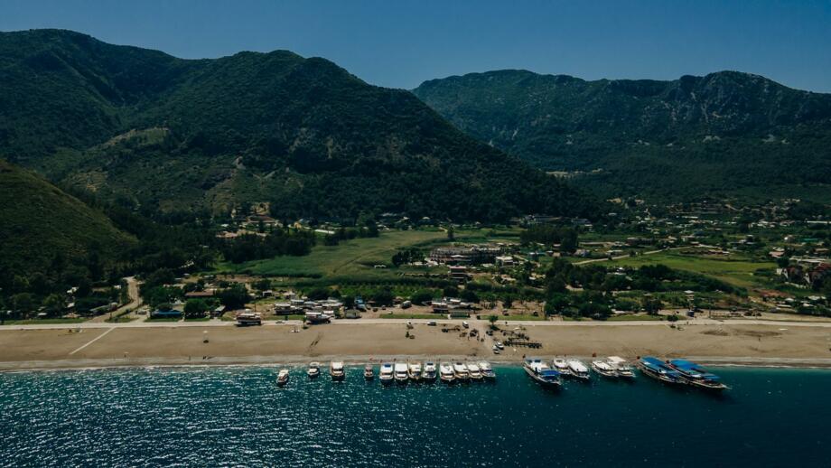 tuerkei-tuayt-adrasan-strand-berge-shutterstock-2122185554.jpg