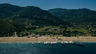 tuerkei-tuayt-adrasan-strand-berge-shutterstock-2122185554.jpg