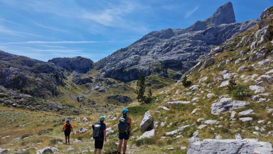 Wandergruppe auf dem Weg zum Arapit