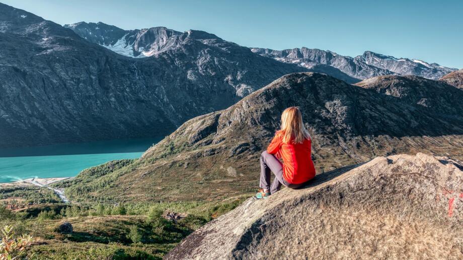 Wanderer auf dem Kaiserfiord in Richtung Memurubu am Gjende See