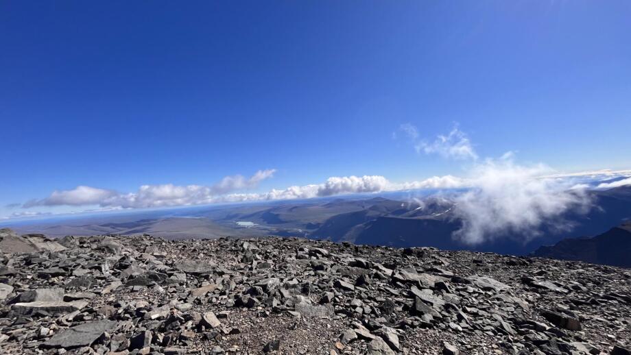 Blick ins Tal über karge Landschaft
