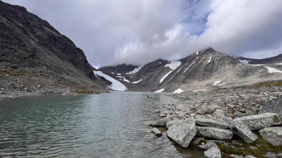 Bergsee und Gletscher im Tarfala Tal im Norden Schwedens