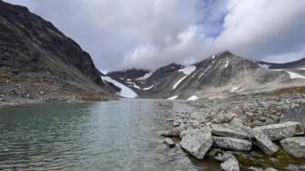 Bergsee und Gletscher im Tarfala Tal im Norden Schwedens