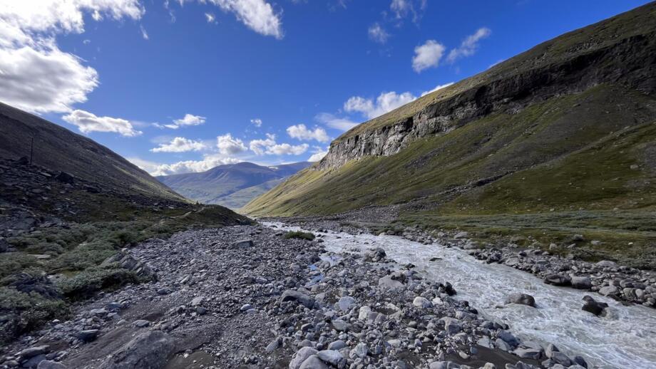 Blick in ein Tal mit einem kleinen Fluss im Tarfala Tal