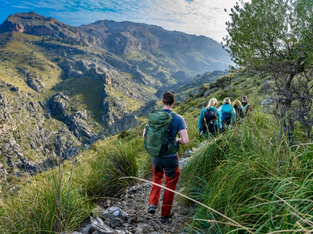 Junge Menschen auf Mallorca beim Wandern in der Tramuntana auf dem Weg zum Torrent de Pareis