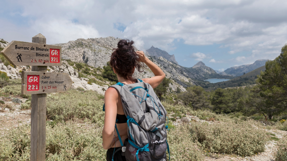spanien-mallorca-tramuntana-woman-cuber-lake-shutterstock-1762326566.jpg