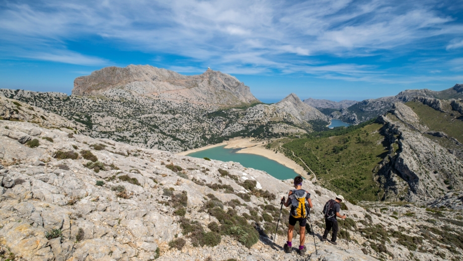 spanien-mallorca-tramuntana-couple-cuber-lake-shutterstock-2617974409.jpg