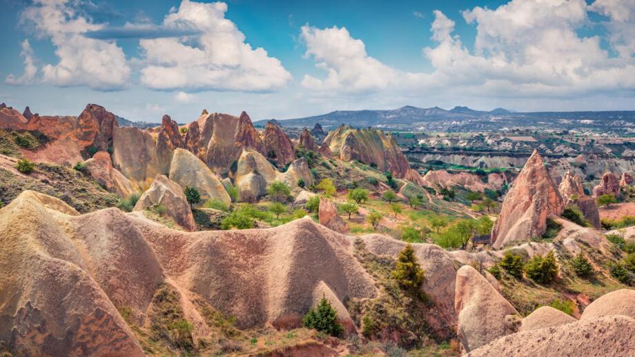 tuerkei-kappadokien-tukap-selime-steinkirsche-und-hiehlen-haeuser-in-den-felsformen-des-dorfes-yaprakhisar-ihlara-tal-shutterstock_94777675.jpg