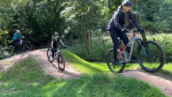 Zwei Mountainbiker während des Fahrtechniktraining im Kurpark in Gaggenau Bad Rotenfels mit den Übungen auf dem Pump-Track.