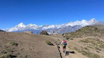 Ein Mountainbiker auf einer Sandpiste unterwegs während der Annapurna-Umrundung mit dem Mountainbike.