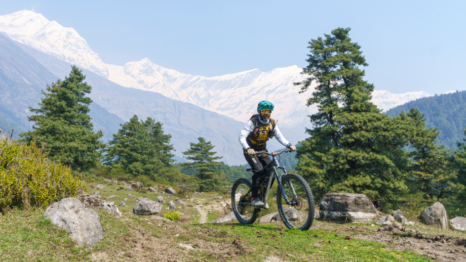 Ein Mountainbiker fährt auf einem Trail in Nepal.