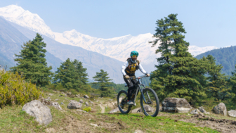 Ein Mountainbiker fährt auf einem Trail in Nepal.