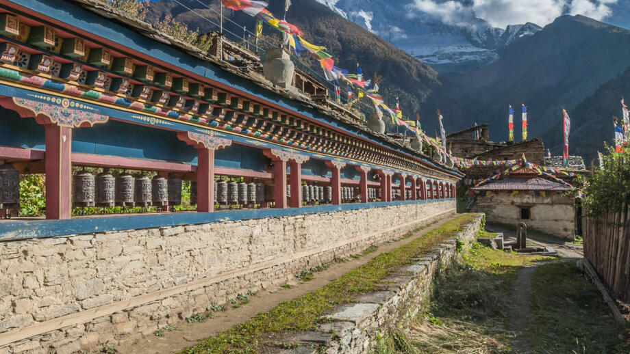 Ein Tempel in Nepal. Die Gebetsfahnen schwingen im Wind.