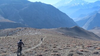 Ein Gruppe Mountainbiker im Annapurna-Gebirge unterwegs.