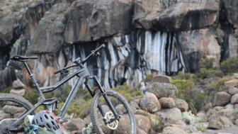 Ein Mountainbike steht am Wegesrand während der Tour zum Kilimanscharo.