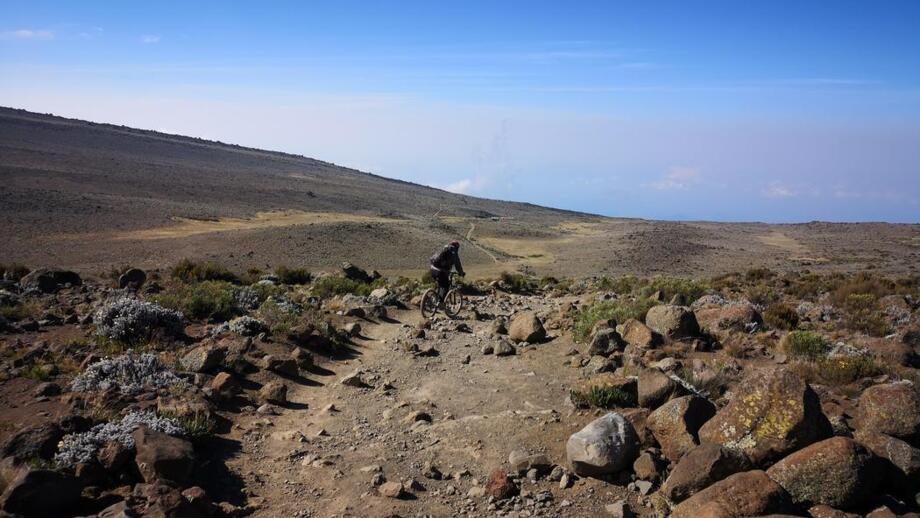 Die grandiose Abfahrt vom Kilimandscharo. 4600 m Downhill.