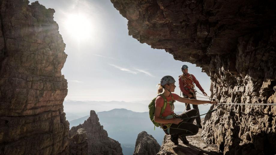 Klettersteig Trentino Gesichertes Paar am Klettersteig im Trentino