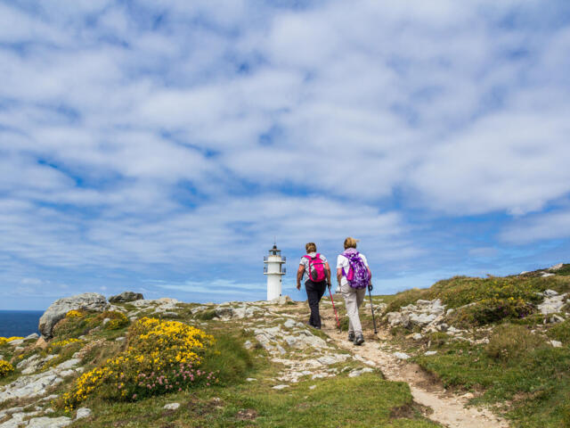 Wanderinnen auf dem Camiño dos Faros in Galizien