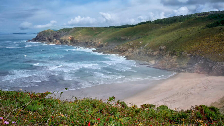 spanien-galizien-esgal-arnela-beach-finisterres-shutterstock-1311923768.jpg
