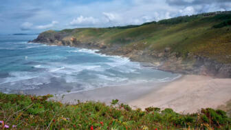 spanien-galizien-esgal-arnela-beach-finisterres-shutterstock-1311923768.jpg