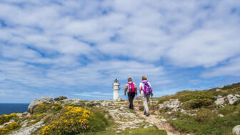 spanien-galizien-esgal-leuchtturm-wanderinnen-shutterstock-736367716.jpg
