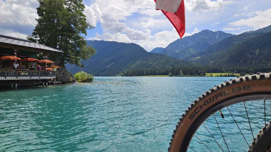 Der Weißensee. Im Hintergrund sind die Berge.