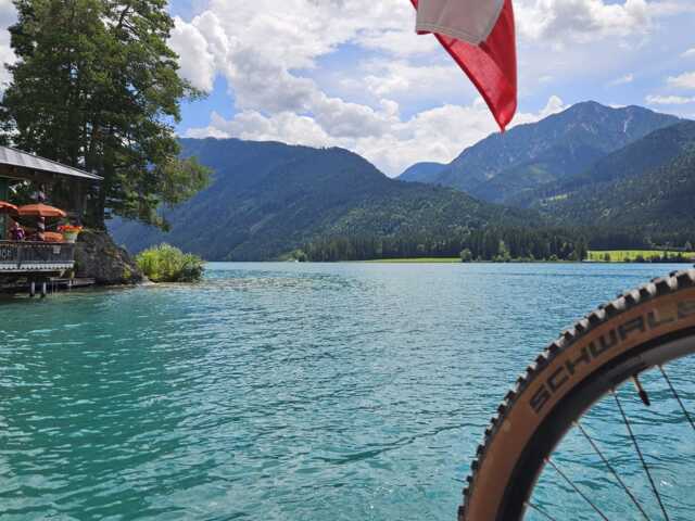 Der Weißensee. Im Hintergrund sind die Berge.