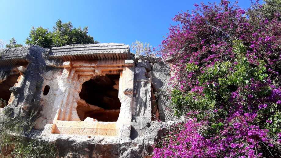 Felsformationen mit blühenden Blumen im Hintergrund entlang des Lykischen Weges mit dem Mountainbike.