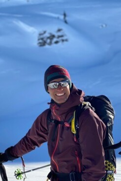 Bergführer Andreas Widauer vor Schneelandschaft