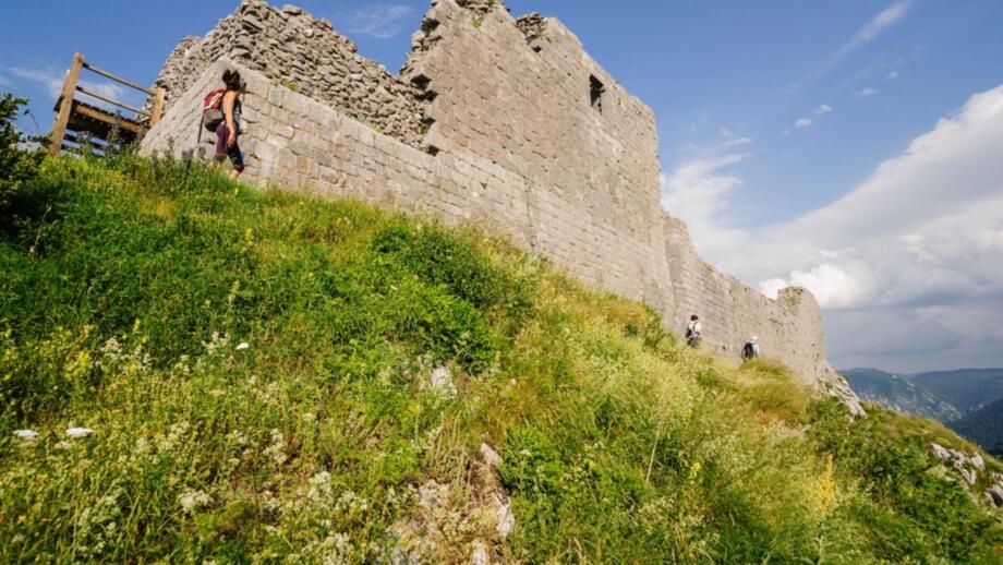 europa-spanien-eskat-castle-montsegur-hikers-shutterstock_2202975227.jpg
