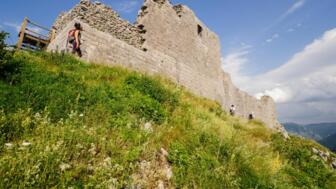 europa-spanien-eskat-castle-montsegur-hikers-shutterstock_2202975227.jpg