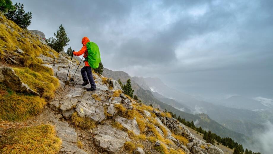 europa-spanien-eskat-pas-gosolans-col-del-prat-daguilo-sierra del Cadi-shutterstock_2519384459.jpg