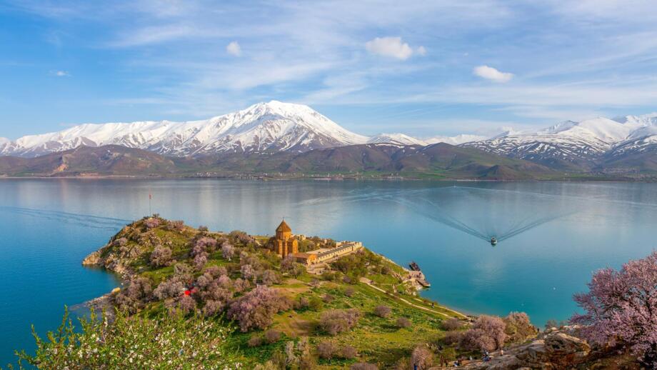 tuerkei-anatolien-tuara-akdamar-island-in-van-lake-shutterstock_2382517677.jpg