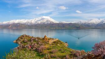 tuerkei-anatolien-tuara-akdamar-island-in-van-lake-shutterstock_2382517677.jpg