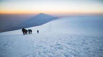 tuerkei-anatolien-tuara-bergsteiger-die-den-monte-ararat-entlang-des-steilen-abhangs-des-gletschers-vor-dem-gipfel-besteigen-shutterstock_2287780523.jpg