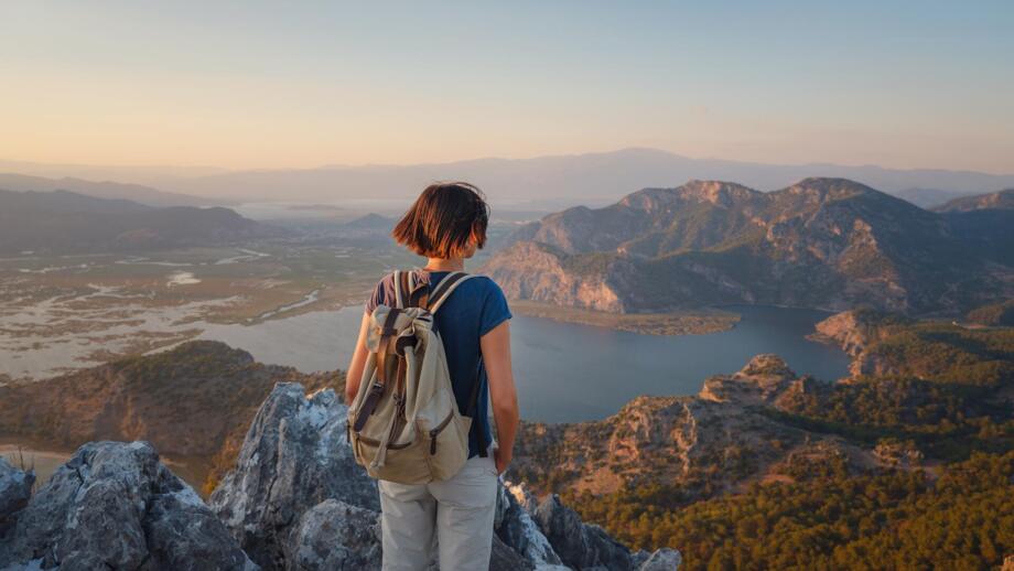 tuerkei-aegaeis-dalyan-tukar-iztuzu-beach-woman-sundown-shutterstock_2190833065.jpg