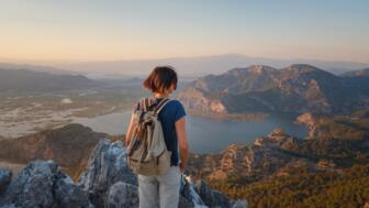 tuerkei-aegaeis-dalyan-tukar-iztuzu-beach-woman-sundown-shutterstock_2190833065.jpg