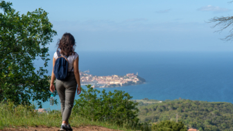 Wanderin mit Blick auf Panorama der Stadt Portoferraio