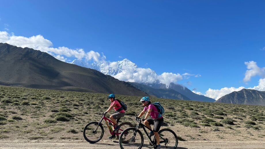 Zwei Mountainiker unterwegs auf einer Jeeppiste in Nepal während der Mustang-Tour.
