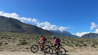 Zwei Mountainiker unterwegs auf einer Jeeppiste in Nepal während der Mustang-Tour.