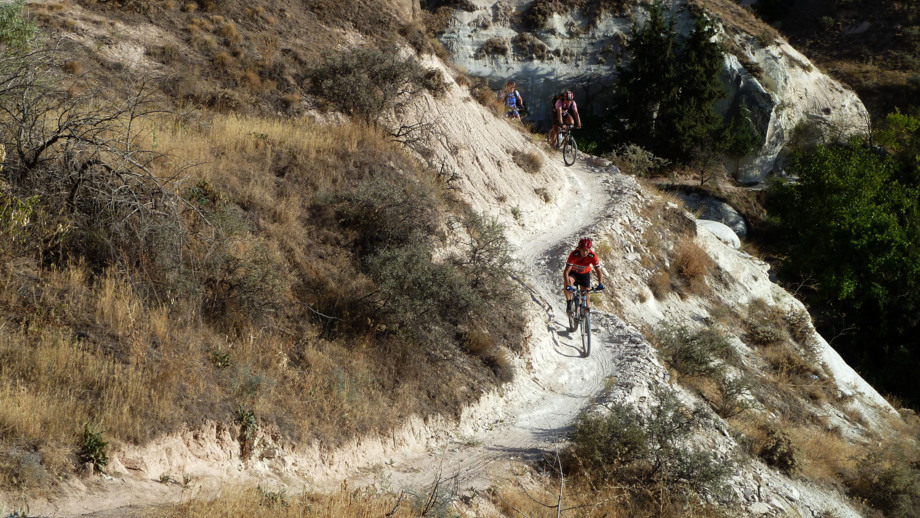 Ein Mountainbike Gruppe unterwegs vom Nationalpark Aladaglar nach Kappadokien.