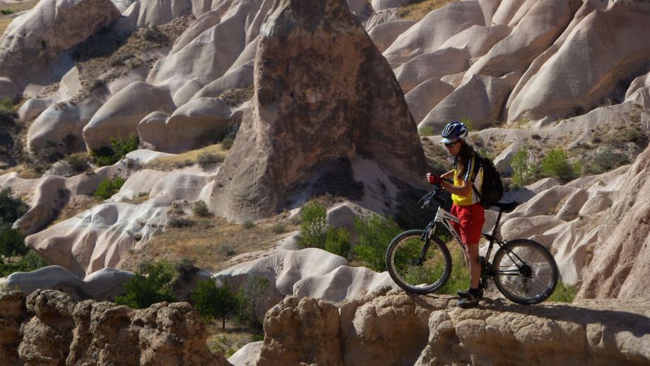 Ein Mountainbiker unterwegs zwischen den Feenkamine in Kappadokien.