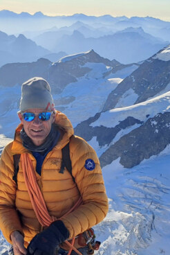 Bergführer Stephan Mitter vor atemberaubender Bergkulisse