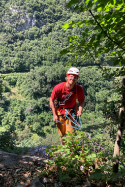 Bergführer Daniel Stadler hängt am Seil und lächelt uns entgegen