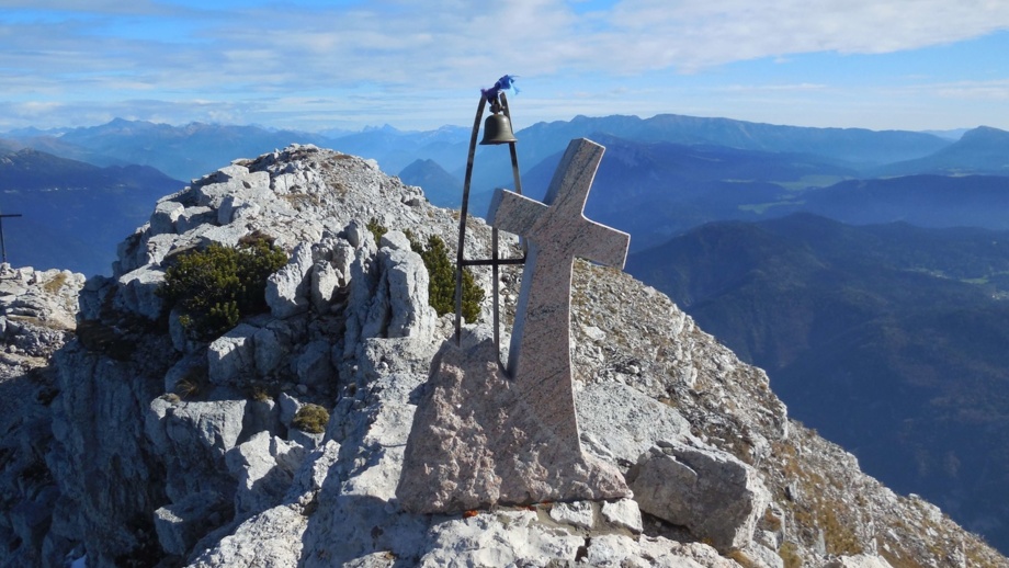Eine Mountainbikerin am Gipfel.