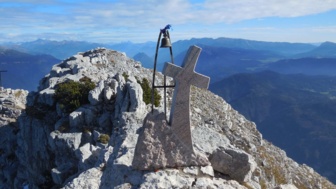 Eine Mountainbikerin am Gipfel.