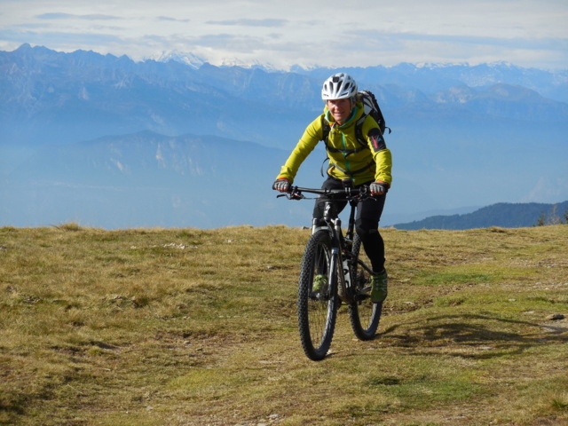 Eine Mountainbikerin unterwegs auf der Touren vom Lago di Levico zum Lago di Garda durch das sonnige Trentino